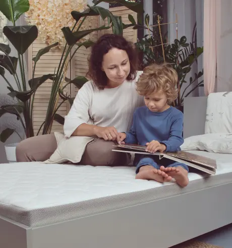 Mama z dzieckiem przy białym łóżeczku